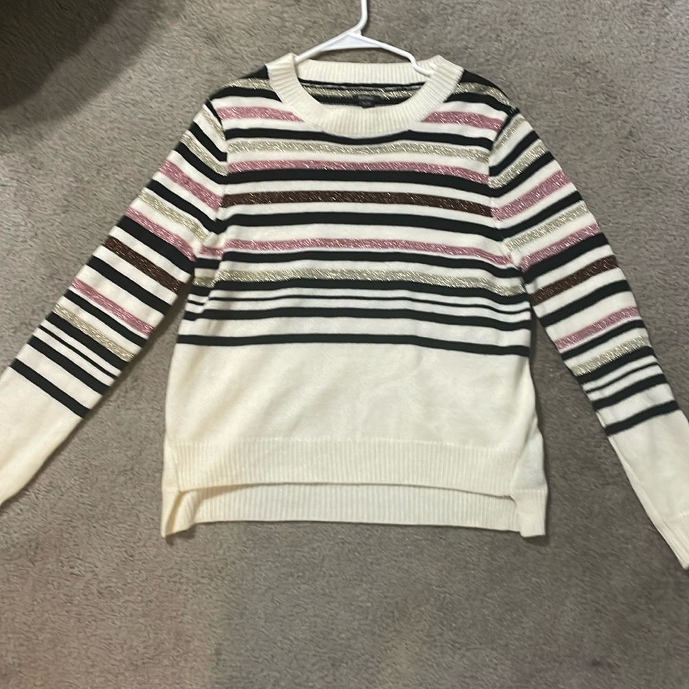 Classy sweater with striped with sparkling neutral colors.